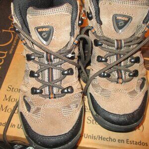 new nevados boys hiking boots sz 4 M these have been in closet unused for a year
